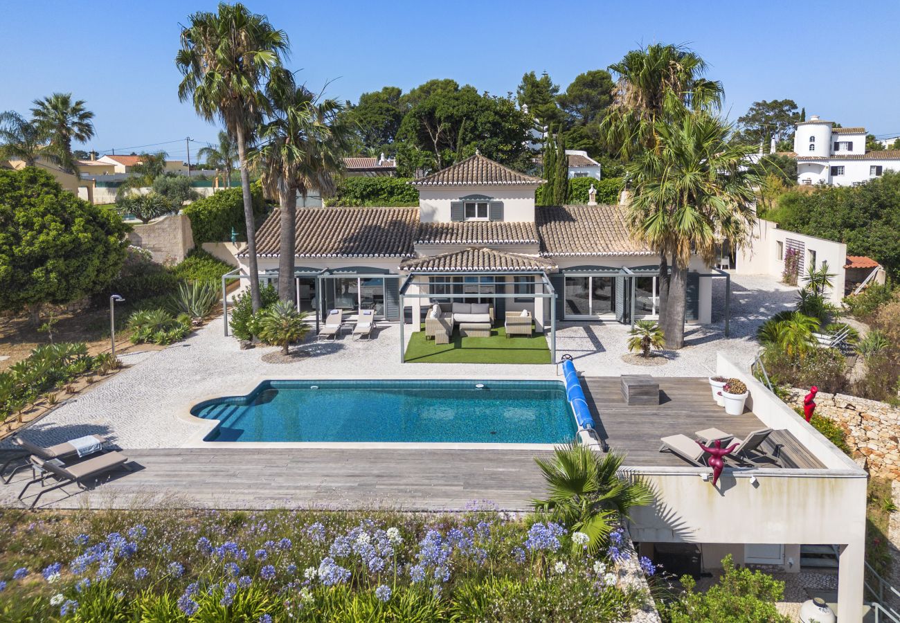 Villa en Lagoa - Casa Vista do Val – Countryside Villa with Pool and Sports Court in Caramujeira