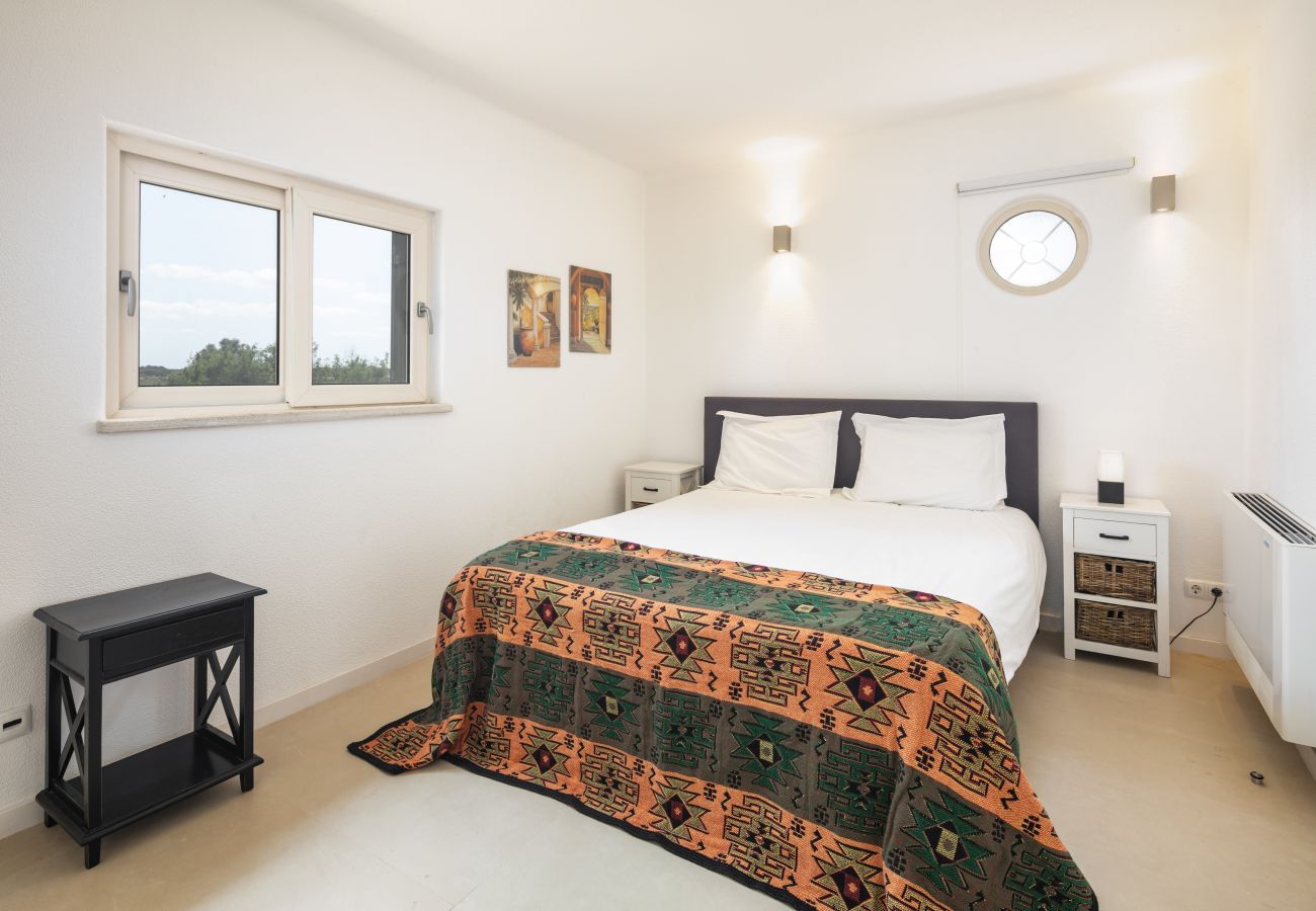 Villa en Lagoa - Casa Vista do Val – Countryside Villa with Pool and Sports Court in Caramujeira
