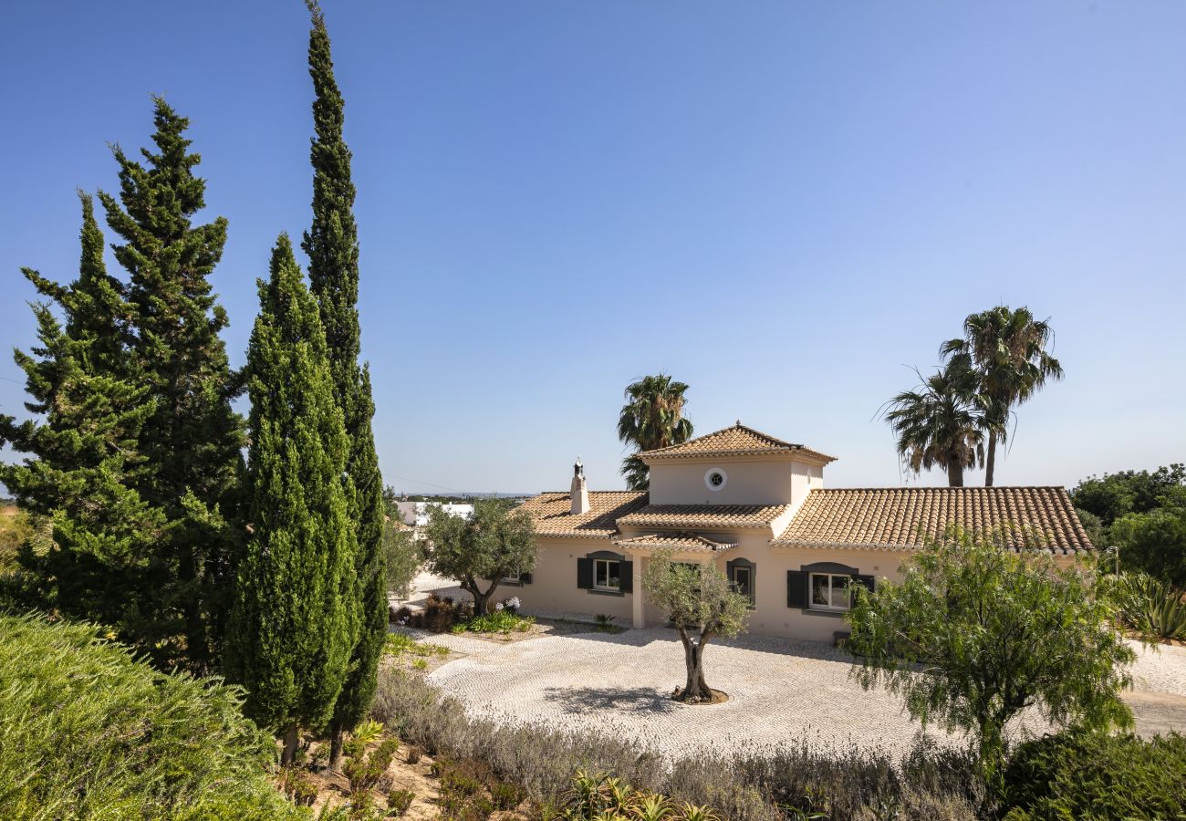 Villa en Lagoa - Casa Vista do Val – Countryside Villa with Pool and Sports Court in Caramujeira