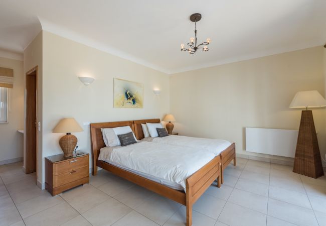 Villa à Carvoeiro - Villa Moinhos - avec piscine et vue sur la mer à Carvoeiro