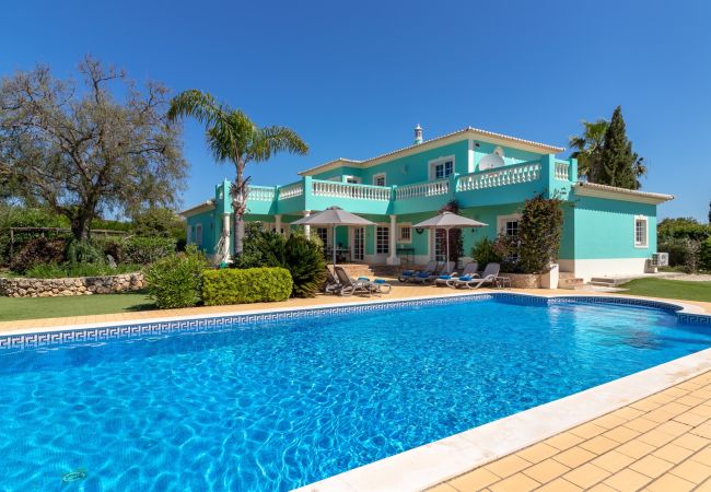 Villa à Carvoeiro - Villa Aurora – Villa familiale joyeuse avec piscine et jacuzzi