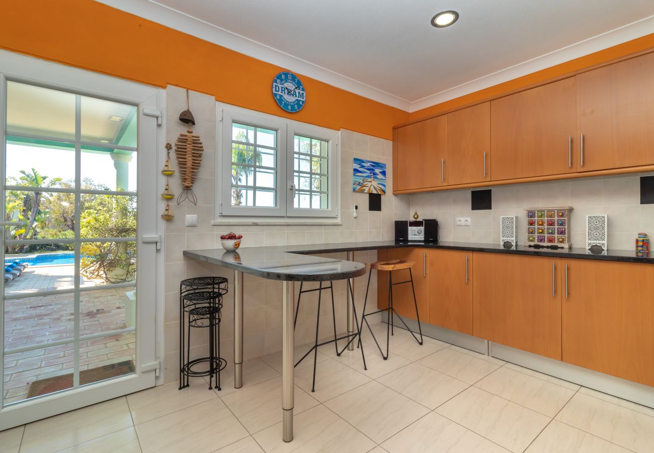 Villa a Carvoeiro - Villa Aurora – Cheerful Family Villa with Pool and Jacuzzi