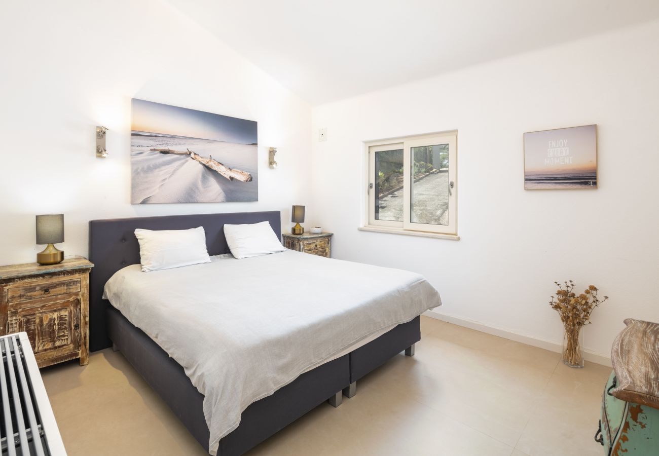 Villa a Lagoa - Casa Vista do Val – Countryside Villa with Pool and Sports Court in Caramujeira