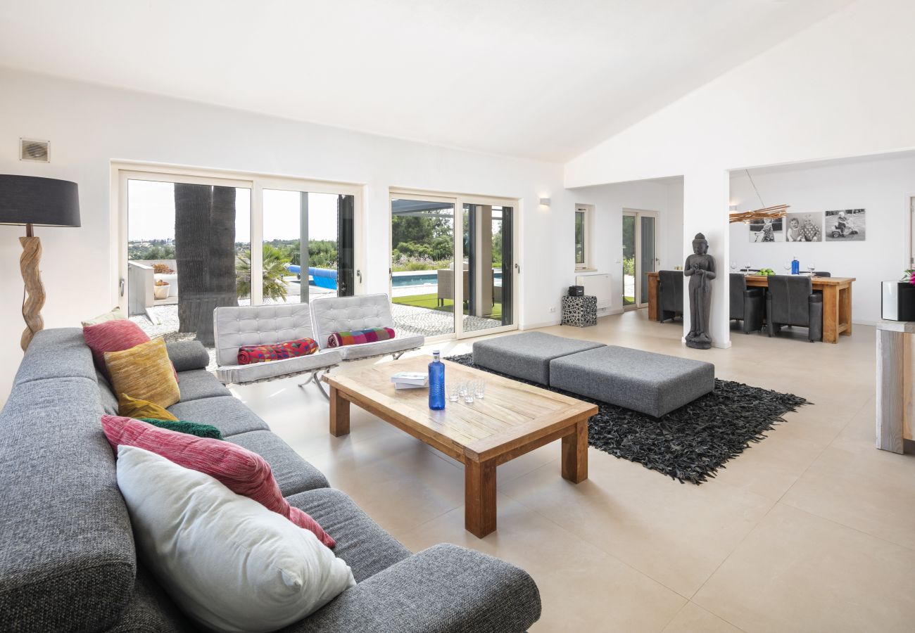 Villa a Lagoa - Casa Vista do Val – Countryside Villa with Pool and Sports Court in Caramujeira