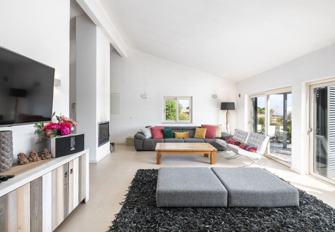 Villa a Lagoa - Casa Vista do Val – Countryside Villa with Pool and Sports Court in Caramujeira