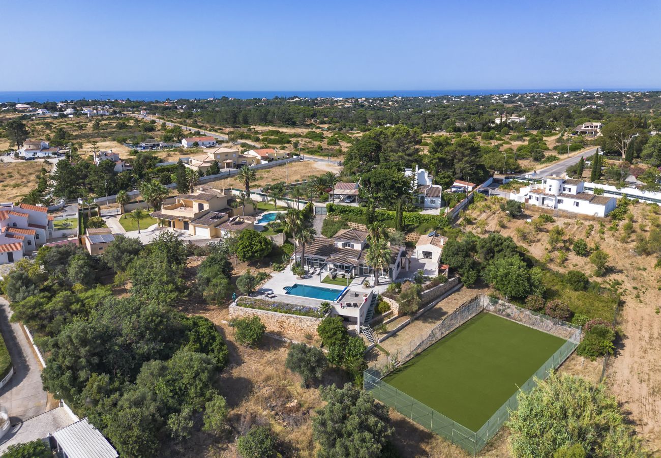Villa a Lagoa - Casa Vista do Val – Countryside Villa with Pool and Sports Court in Caramujeira