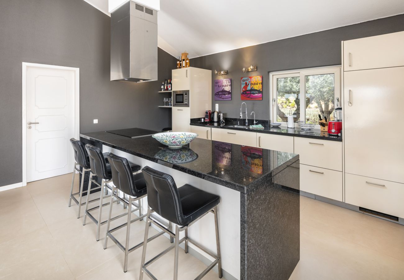 Villa a Lagoa - Casa Vista do Val – Countryside Villa with Pool and Sports Court in Caramujeira
