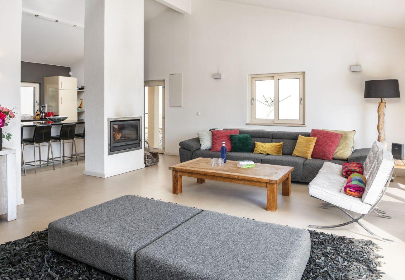 Villa a Lagoa - Casa Vista do Val – Countryside Villa with Pool and Sports Court in Caramujeira
