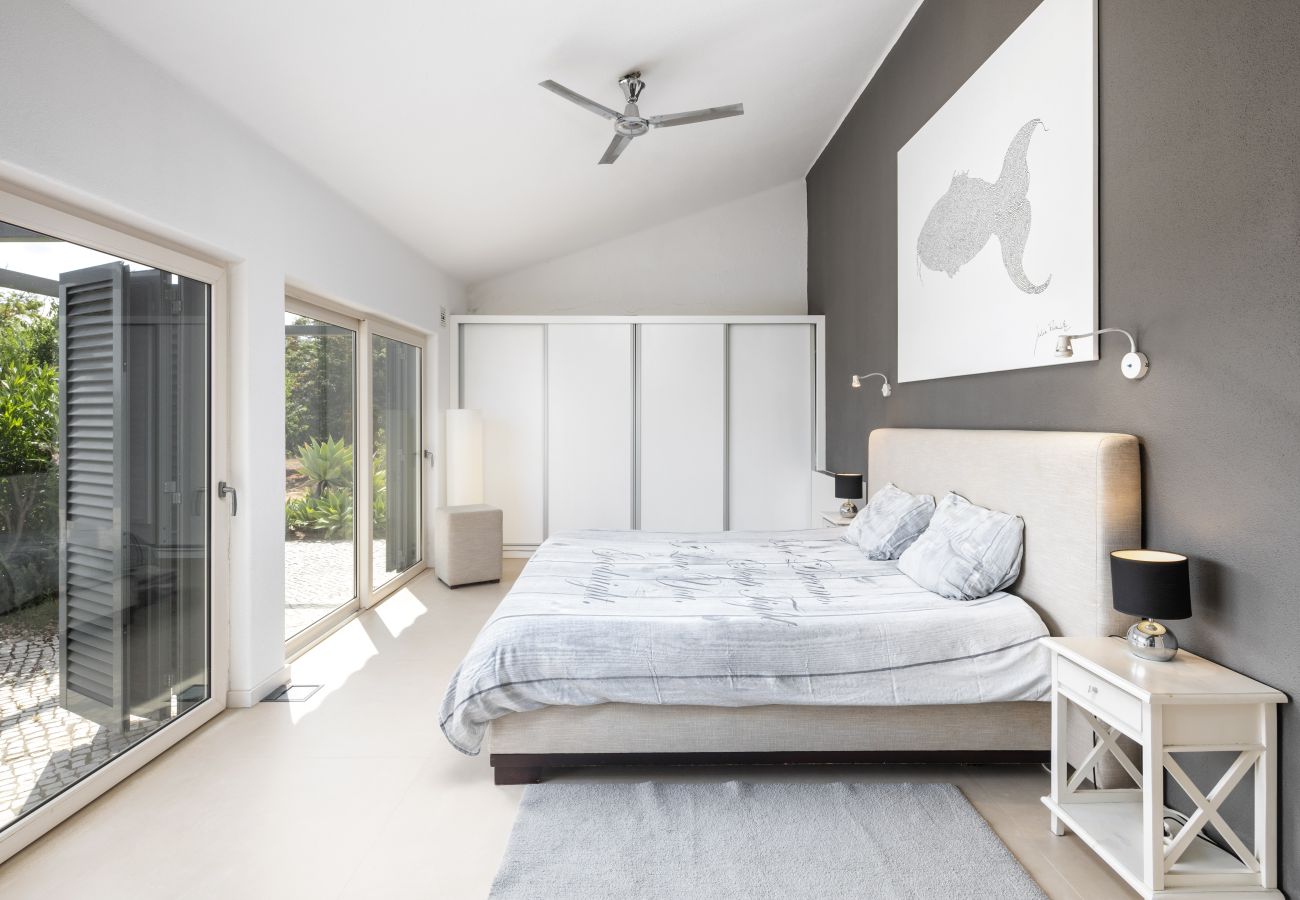 Villa a Lagoa - Casa Vista do Val – Countryside Villa with Pool and Sports Court in Caramujeira