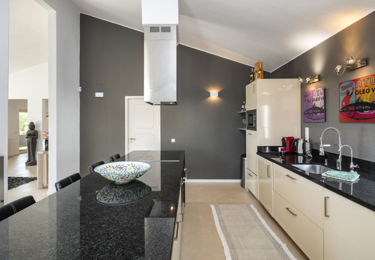 Villa a Lagoa - Casa Vista do Val – Countryside Villa with Pool and Sports Court in Caramujeira