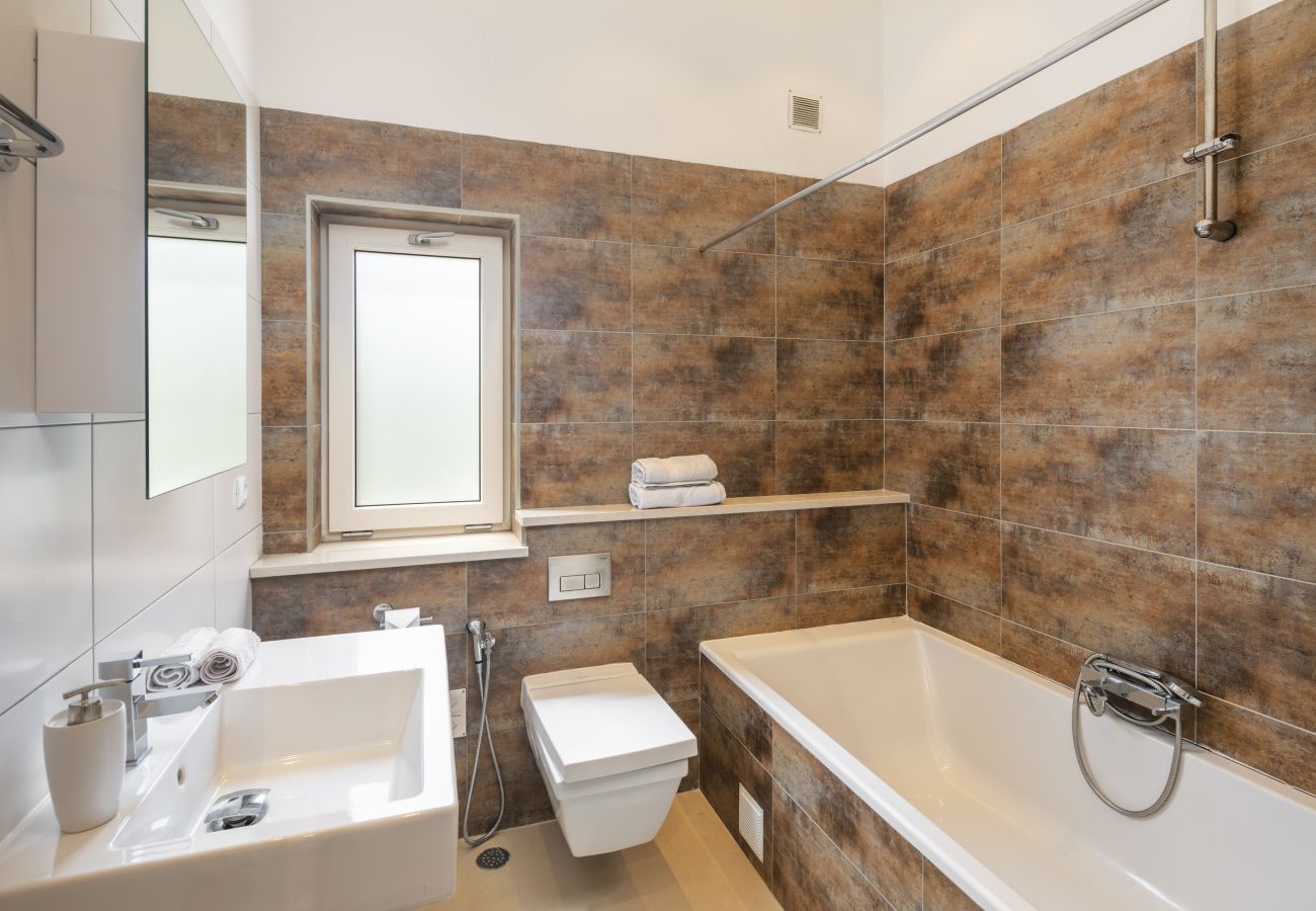 Villa a Lagoa - Casa Vista do Val – Countryside Villa with Pool and Sports Court in Caramujeira
