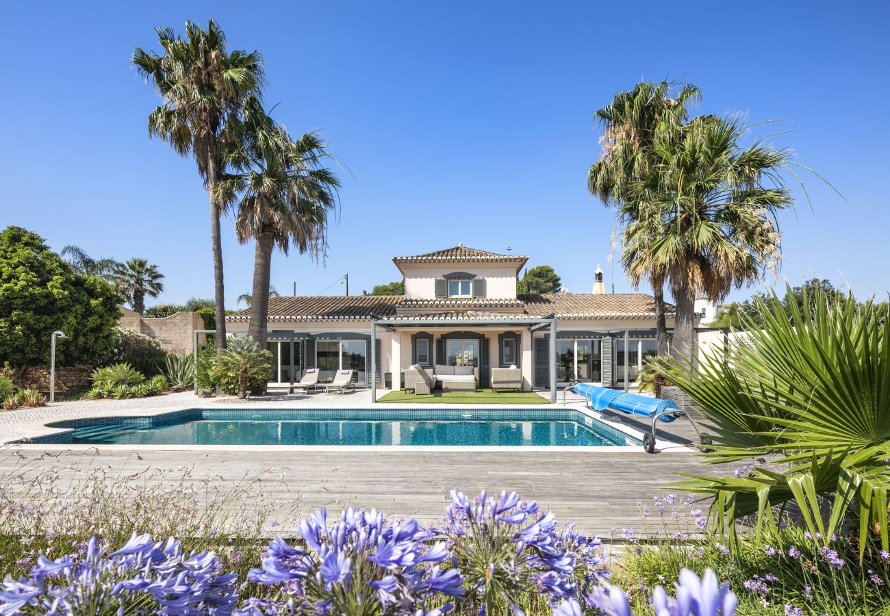 Villa a Lagoa - Casa Vista do Val – Countryside Villa with Pool and Sports Court in Caramujeira