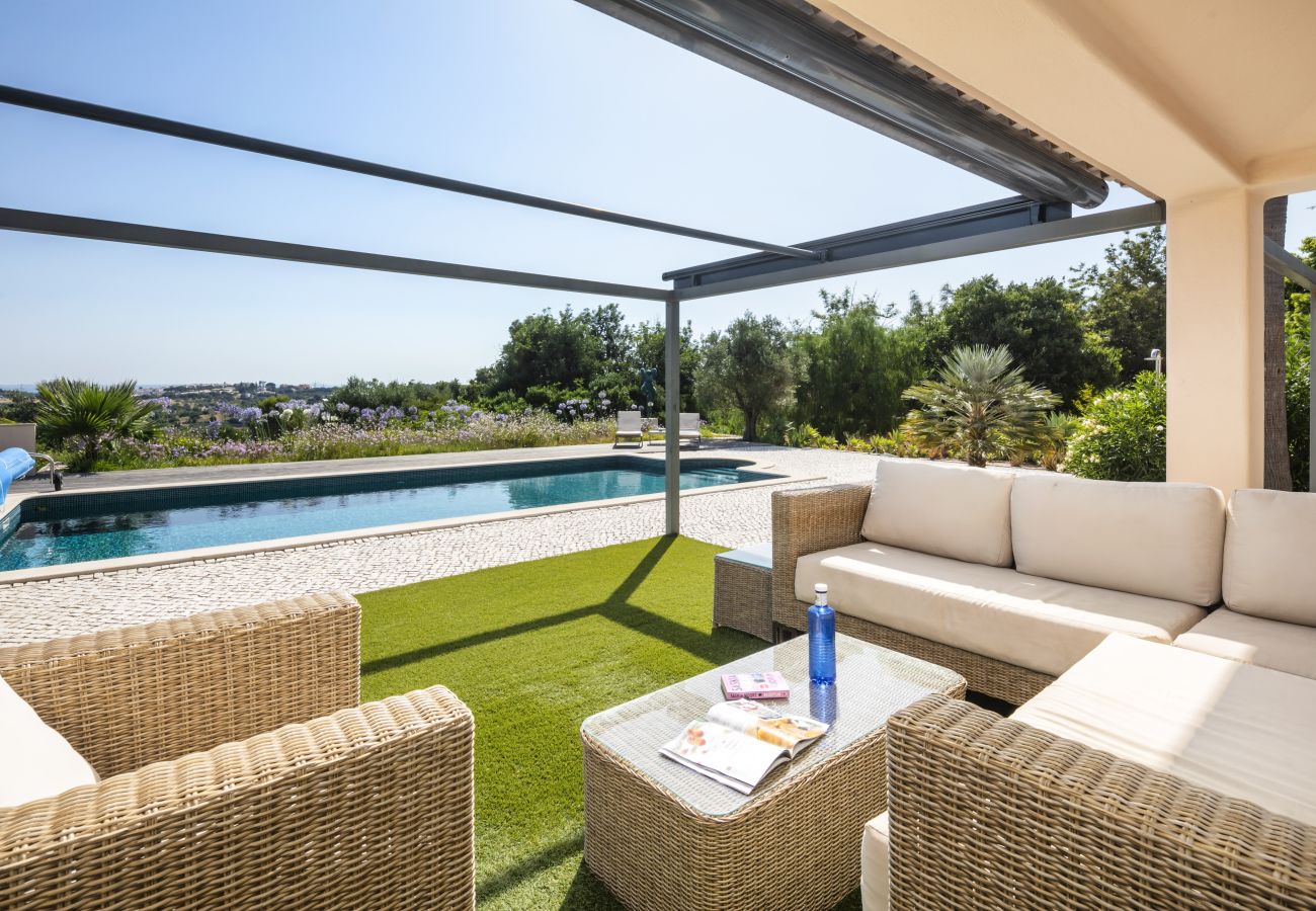 Villa a Lagoa - Casa Vista do Val – Countryside Villa with Pool and Sports Court in Caramujeira