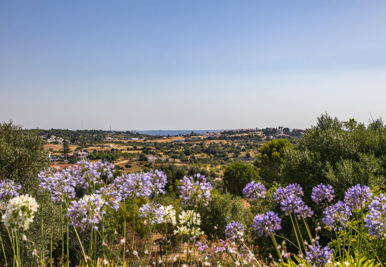 Villa a Lagoa - Casa Vista do Val – Countryside Villa with Pool and Sports Court in Caramujeira