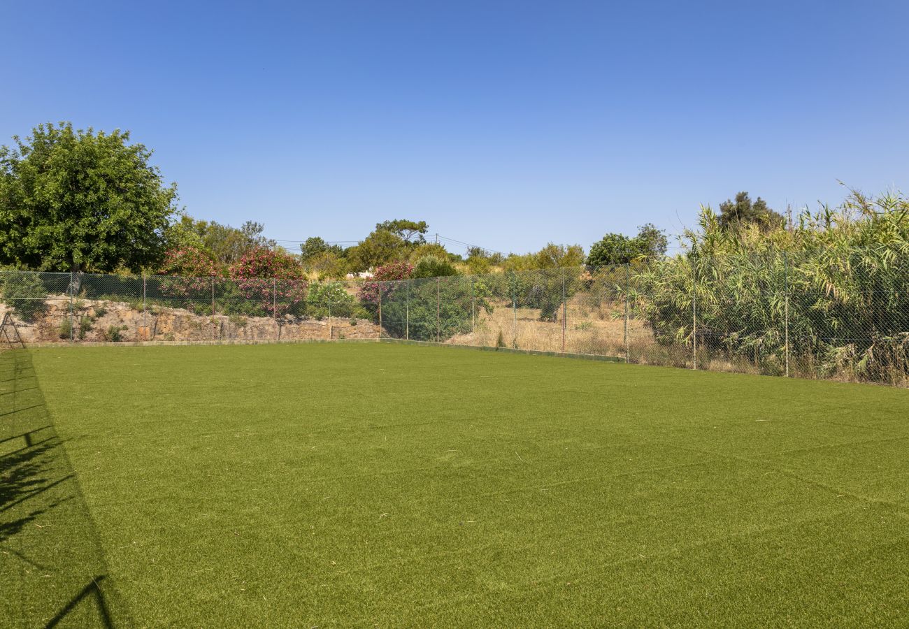 Villa a Lagoa - Casa Vista do Val – Countryside Villa with Pool and Sports Court in Caramujeira