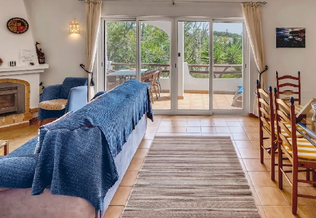 Rijhuis in Carvoeiro - Casa dos Sonhos - Vrolijk herenhuis met 2 slaapkamers en gedeeld zwembad 