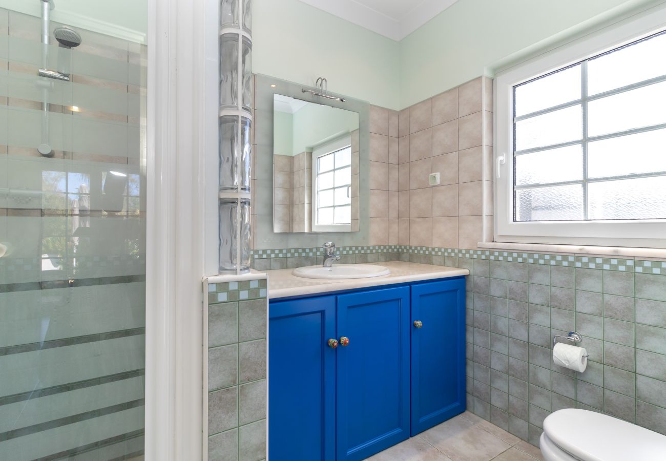 Villa in Carvoeiro - Villa Aurora – Vrolijke familievilla met zwembad en jacuzzi