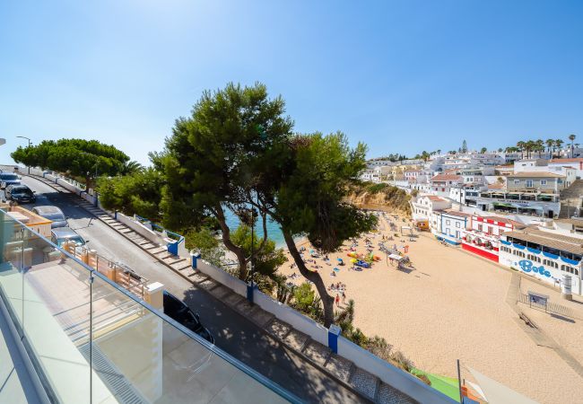 Apartamento em Carvoeiro - The Upper Beach House Carvoeiro com jacuzzi no terraço