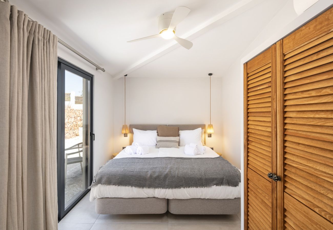 Casa em Lagoa - Casa Lourenço – Um refúgio sereno rodeado pela natureza e com vista para o mar