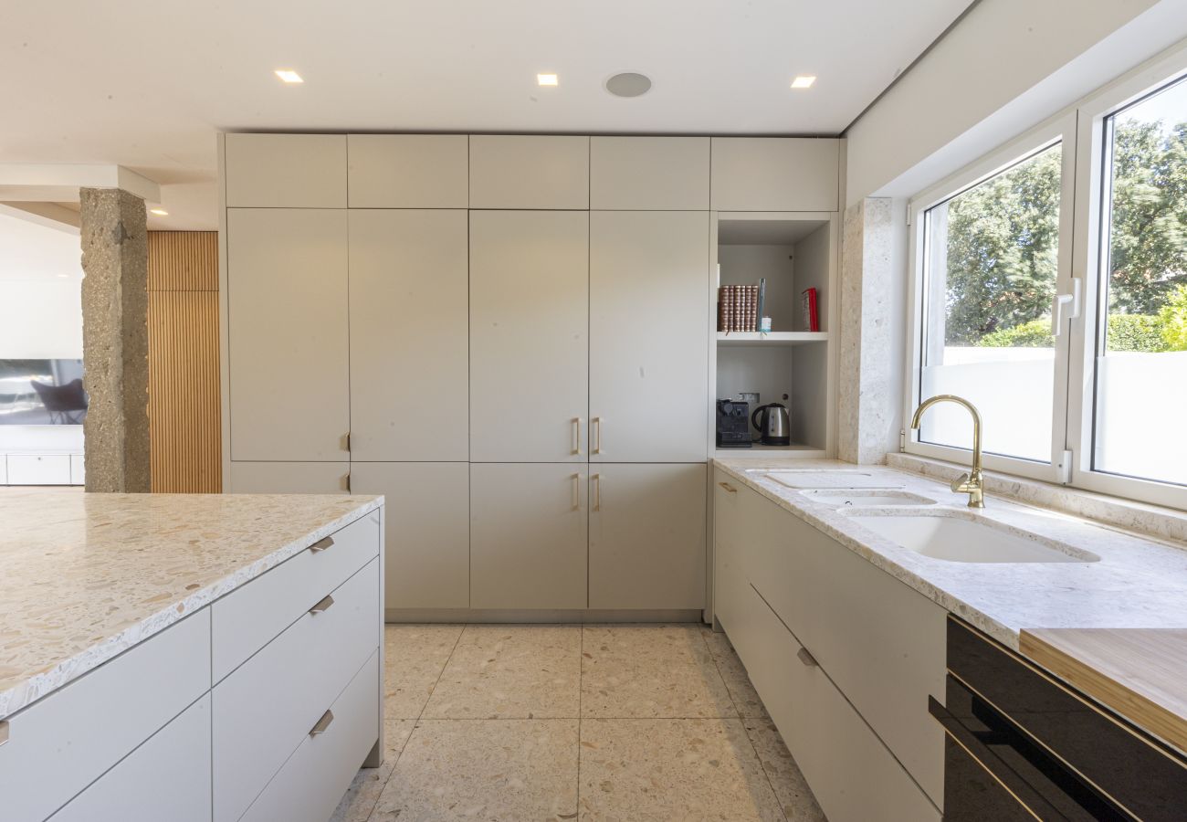 Casa geminada em Lisboa - Contemporary Restelo Pool Haven