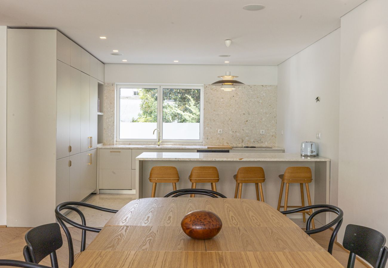 Casa geminada em Lisboa - Contemporary Restelo Pool Haven