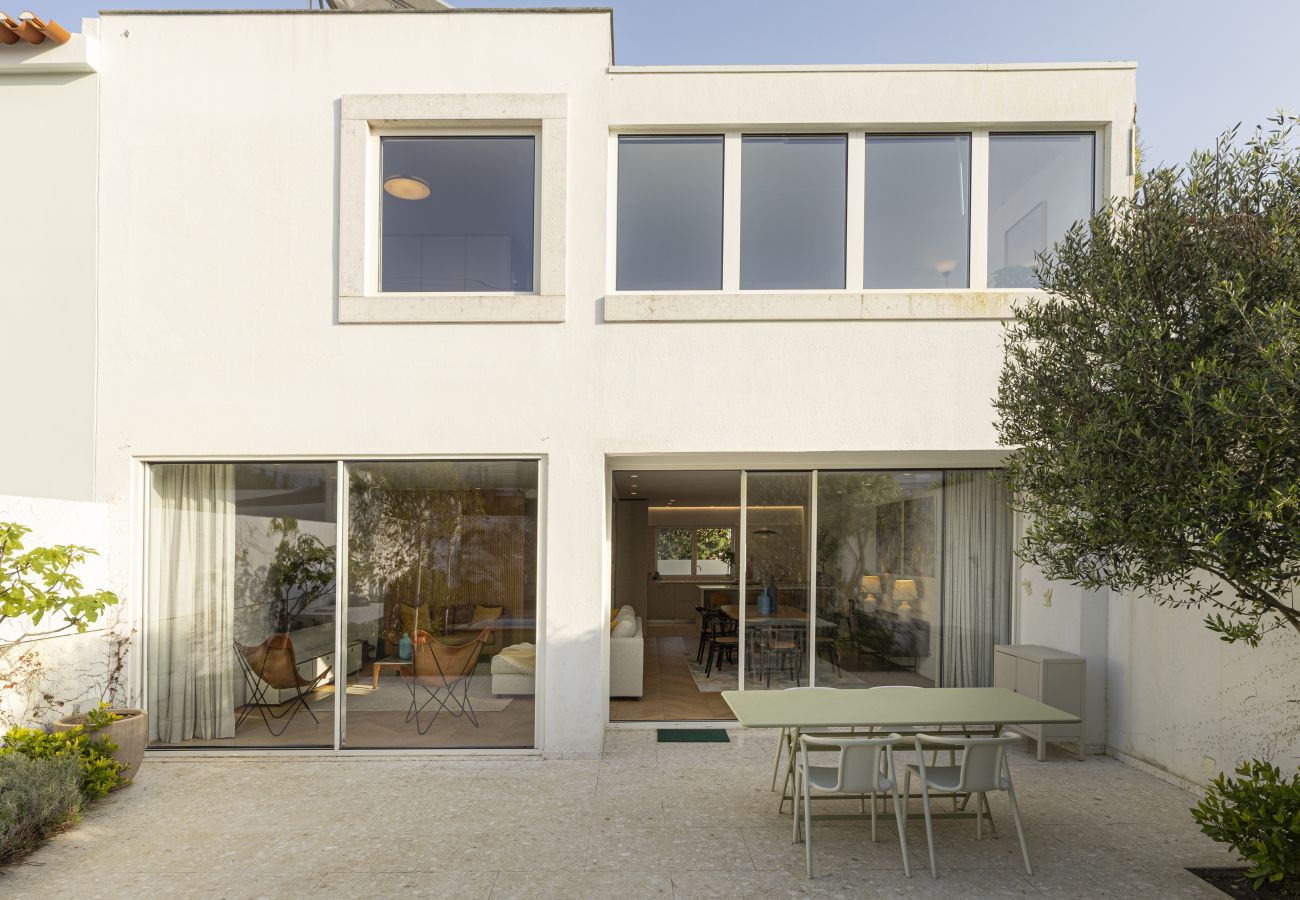 Casa geminada em Lisboa - Contemporary Restelo Pool Haven