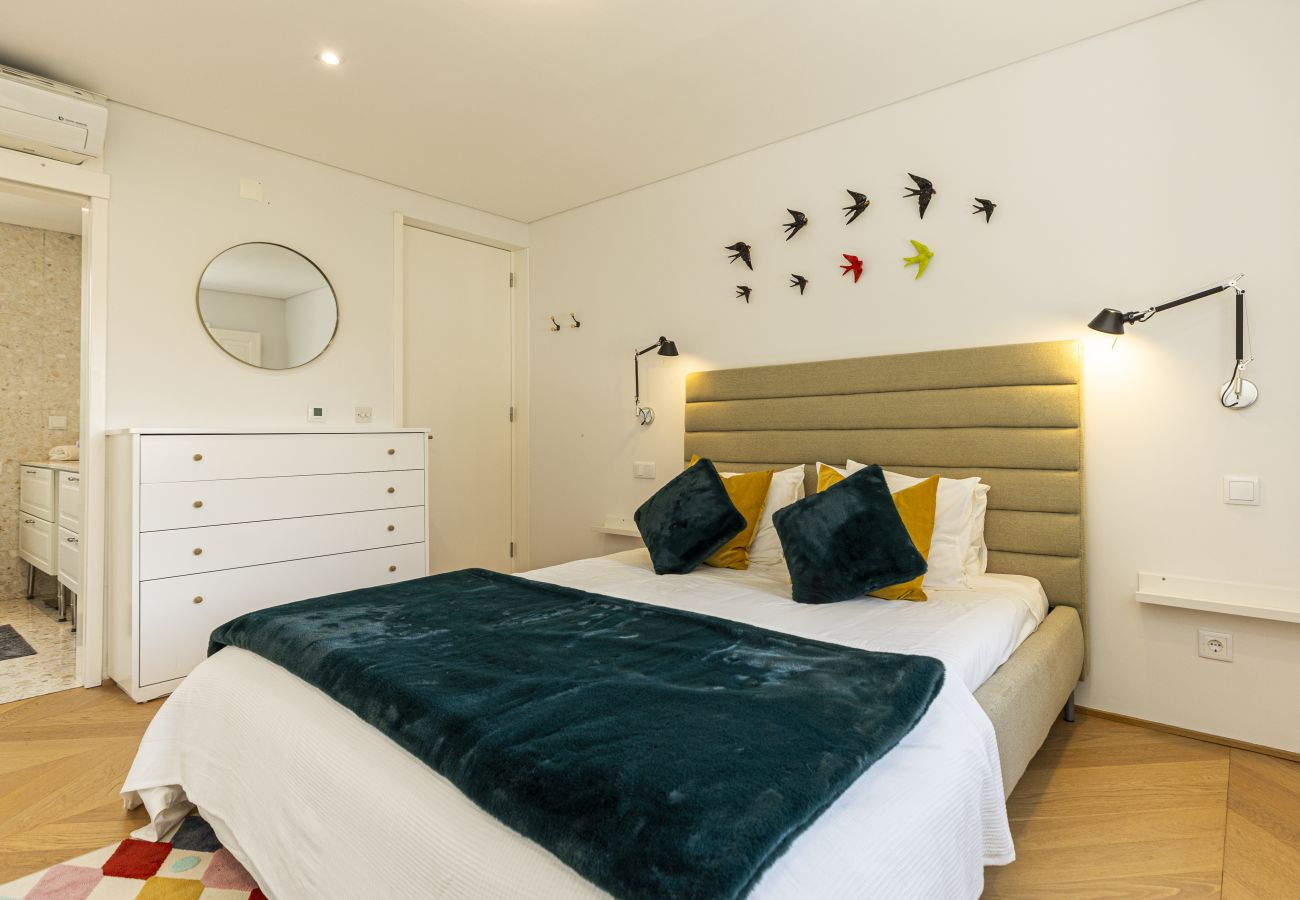 Casa geminada em Lisboa - Contemporary Restelo Pool Haven