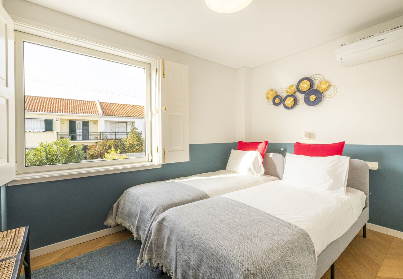 Casa geminada em Lisboa - Contemporary Restelo Pool Haven