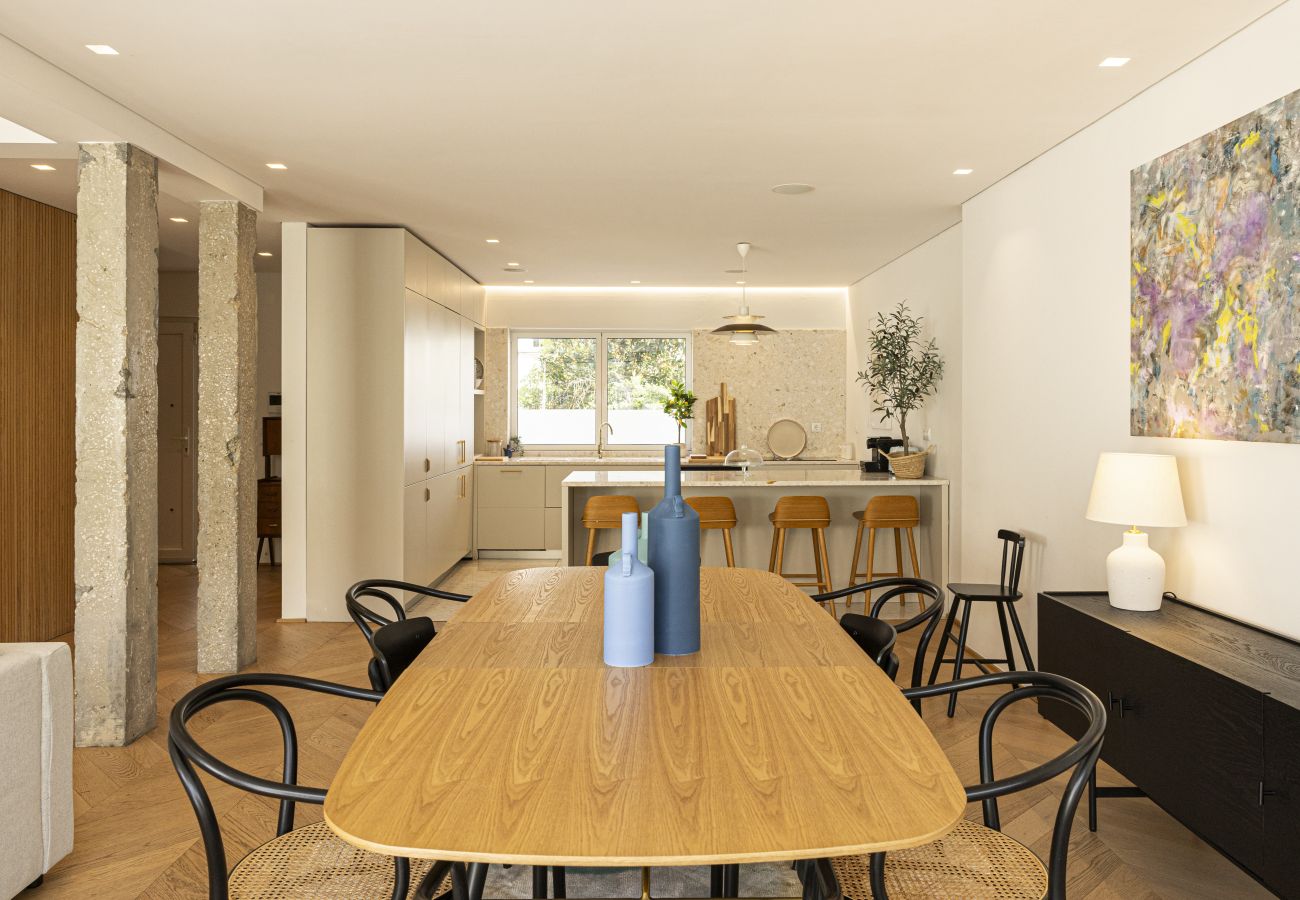 Casa geminada em Lisboa - Contemporary Restelo Pool Haven