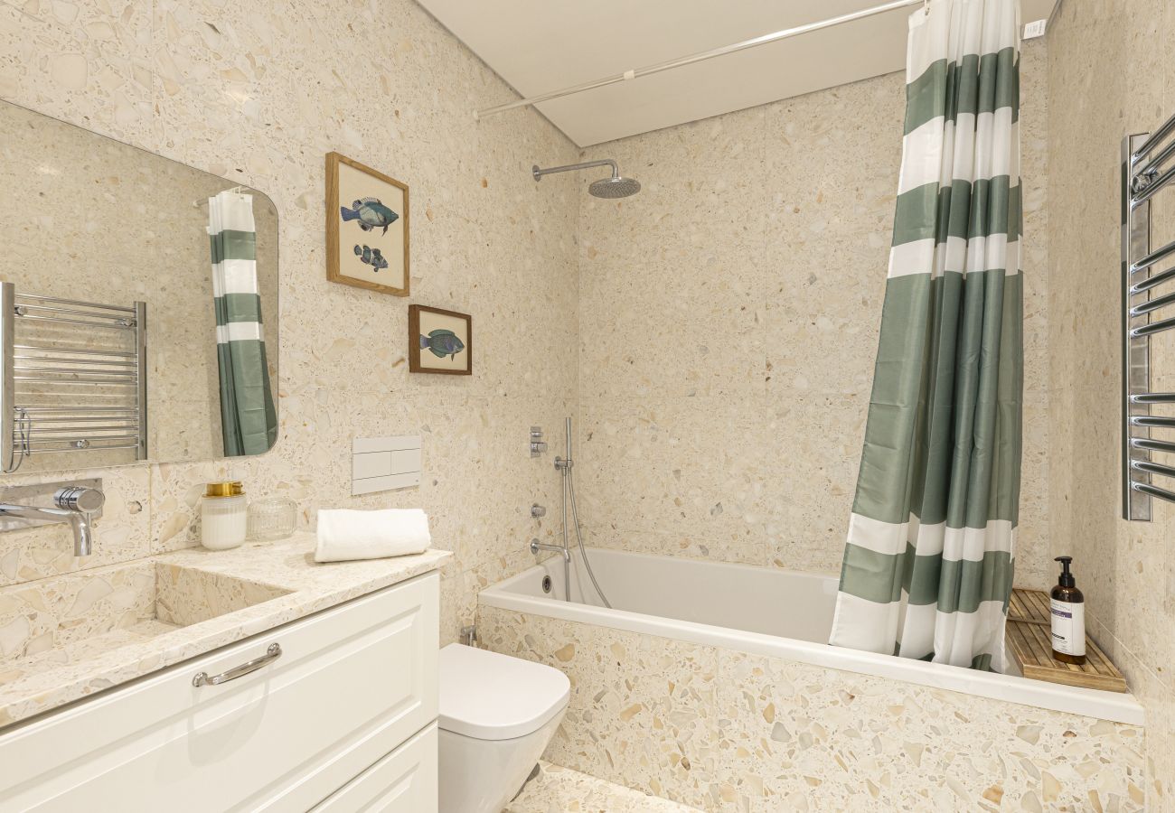 Casa geminada em Lisboa - Contemporary Restelo Pool Haven