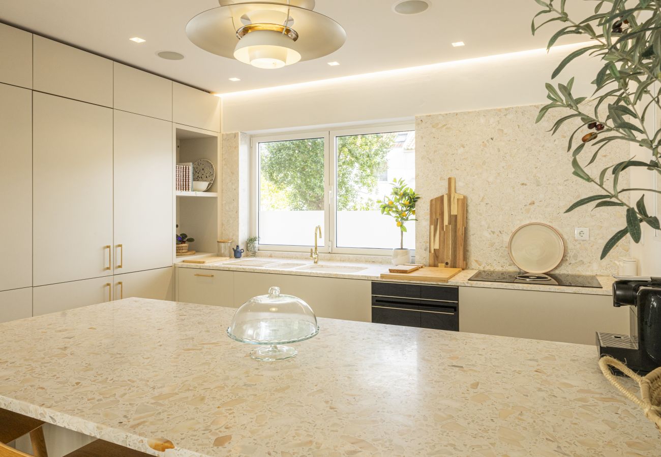 Casa geminada em Lisboa - Contemporary Restelo Pool Haven