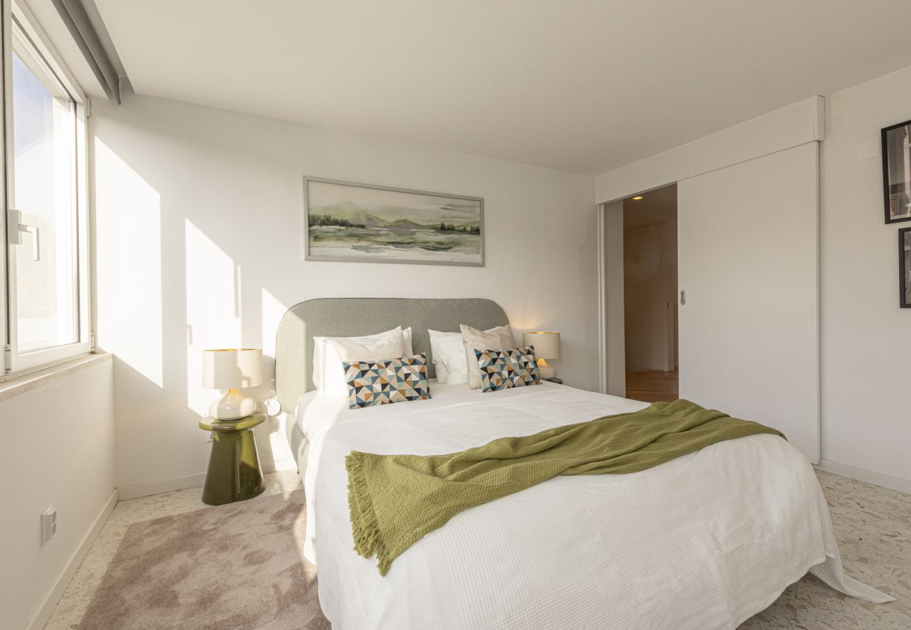 Casa geminada em Lisboa - Contemporary Restelo Pool Haven