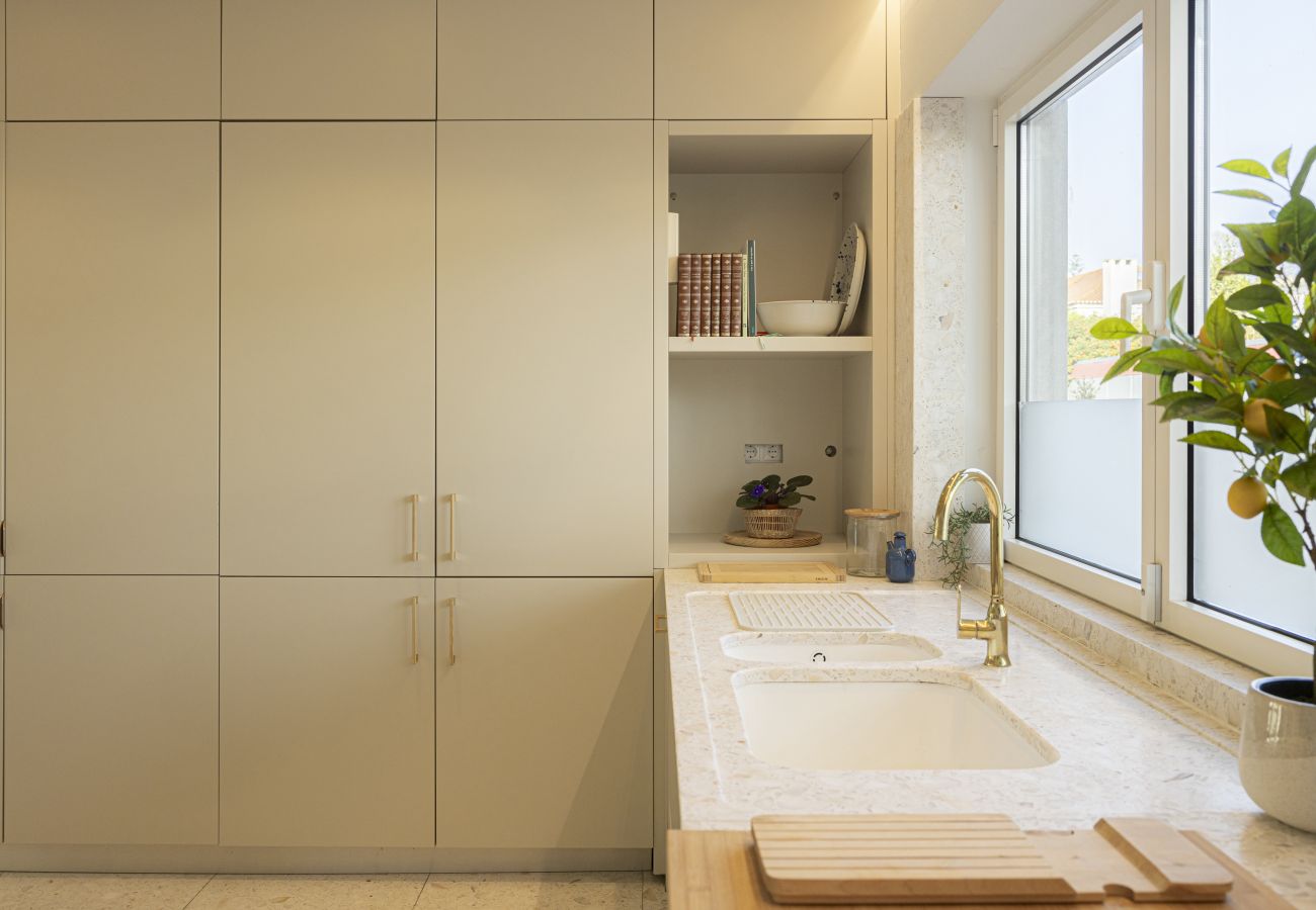 Casa geminada em Lisboa - Contemporary Restelo Pool Haven