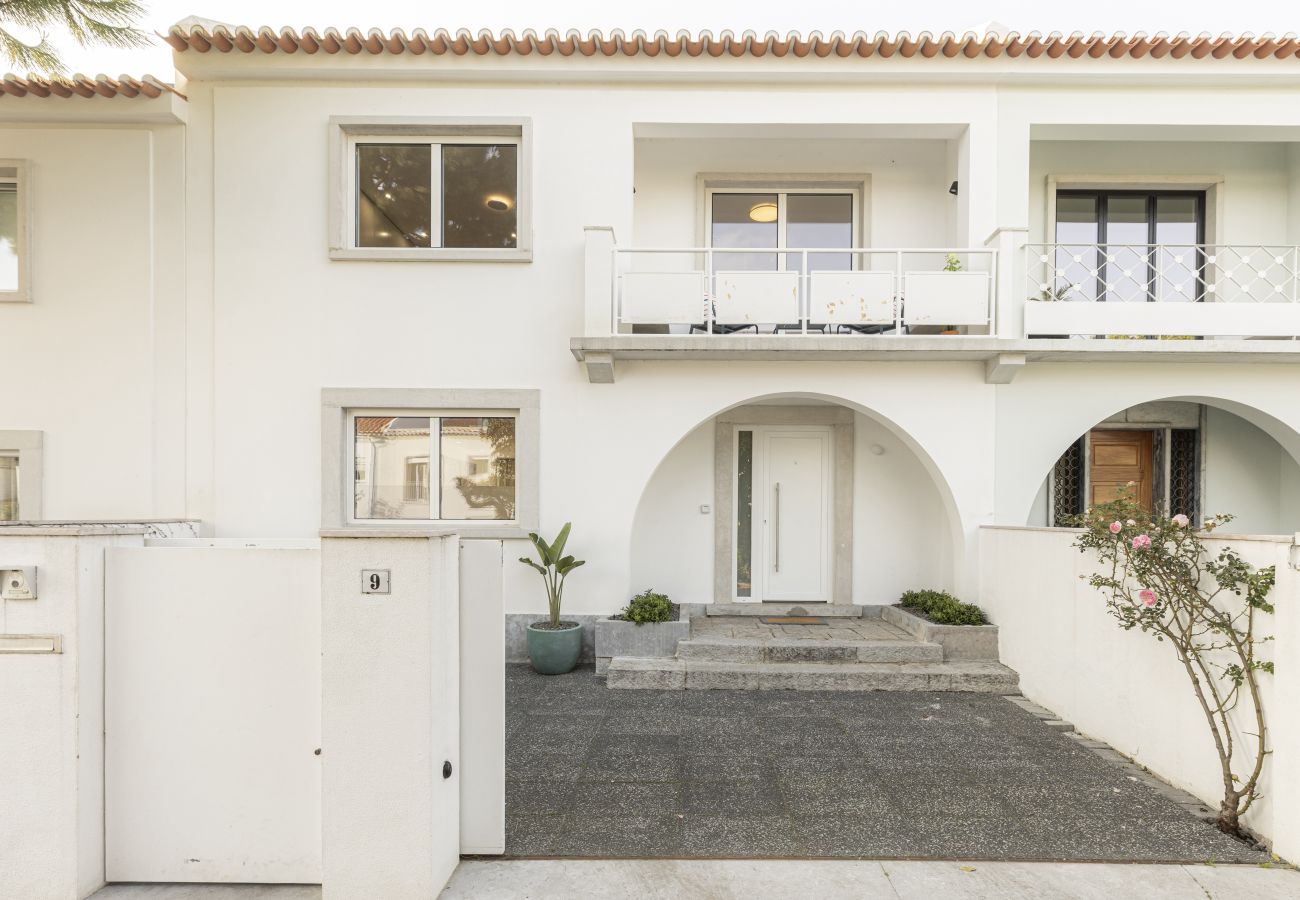 Casa geminada em Lisboa - Contemporary Restelo Pool Haven