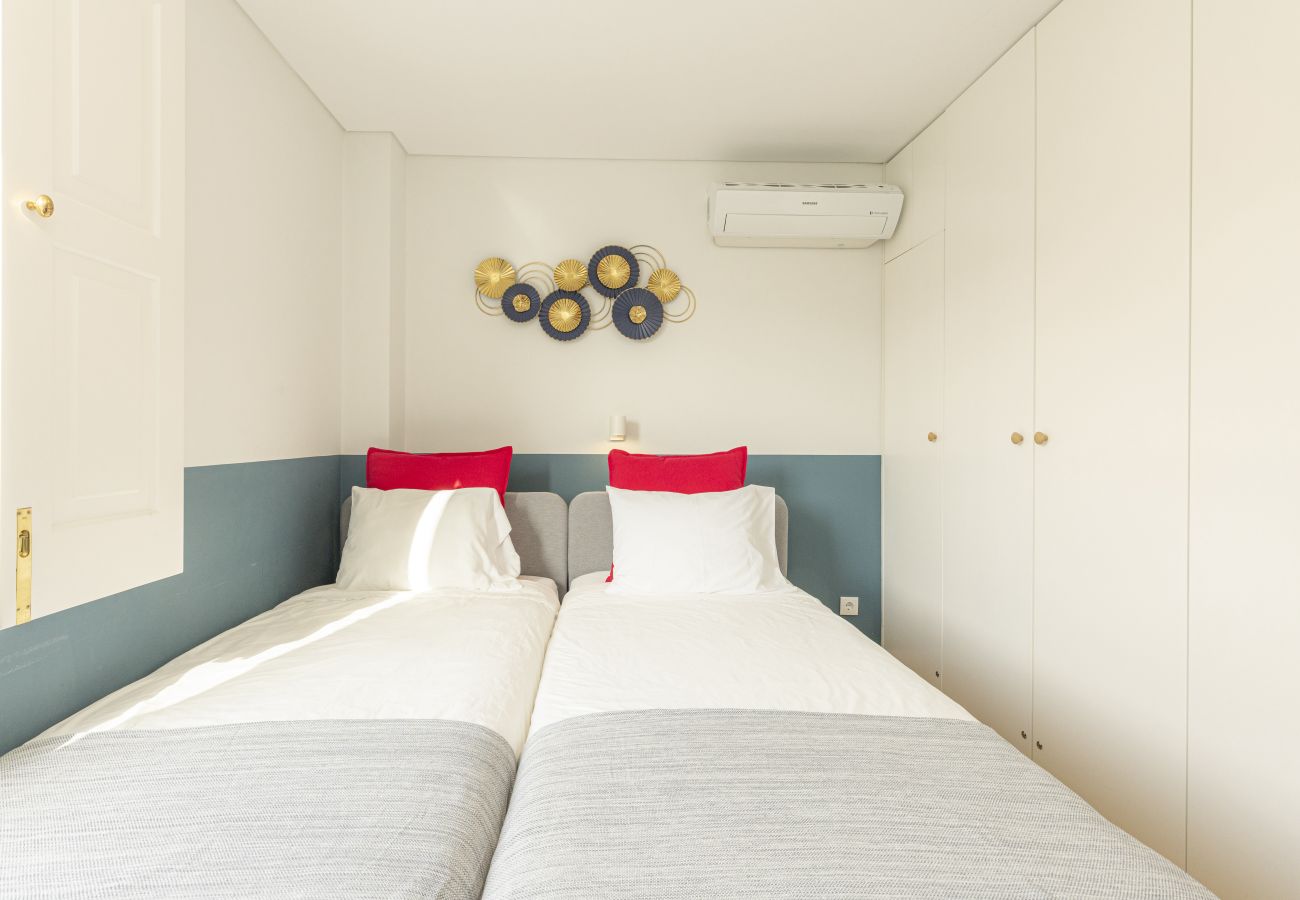 Casa geminada em Lisboa - Contemporary Restelo Pool Haven