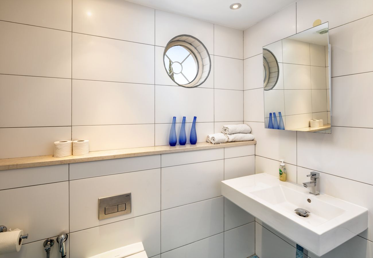 Villa em Lagoa - Casa Vista do Val – Moradia rural com piscina e campo polidesportivo em Caramujeira