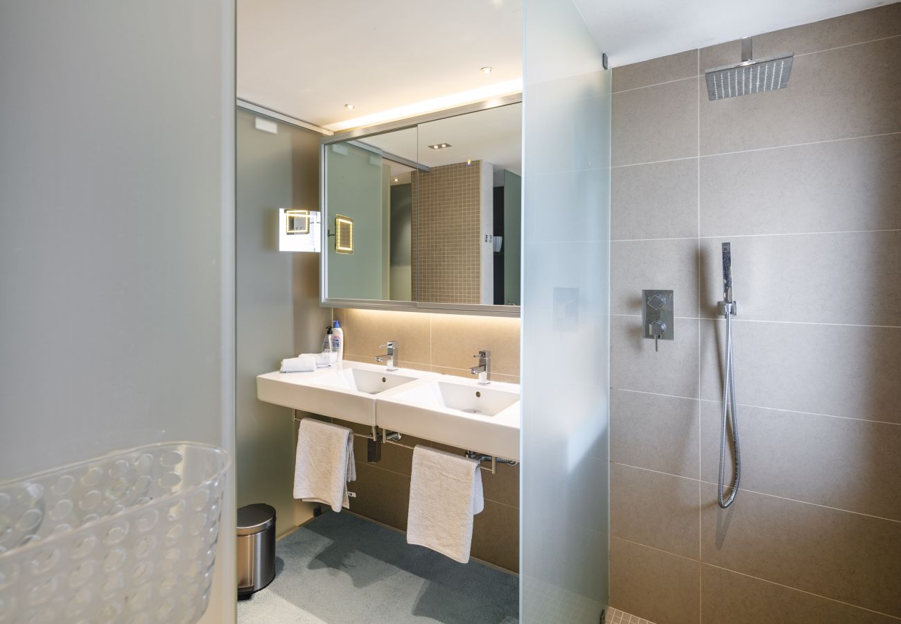 Villa em Lagoa - Casa Vista do Val – Moradia rural com piscina e campo polidesportivo em Caramujeira