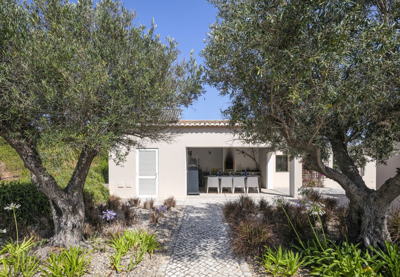Villa em Lagoa - Casa Vista do Val – Moradia rural com piscina e campo polidesportivo em Caramujeira