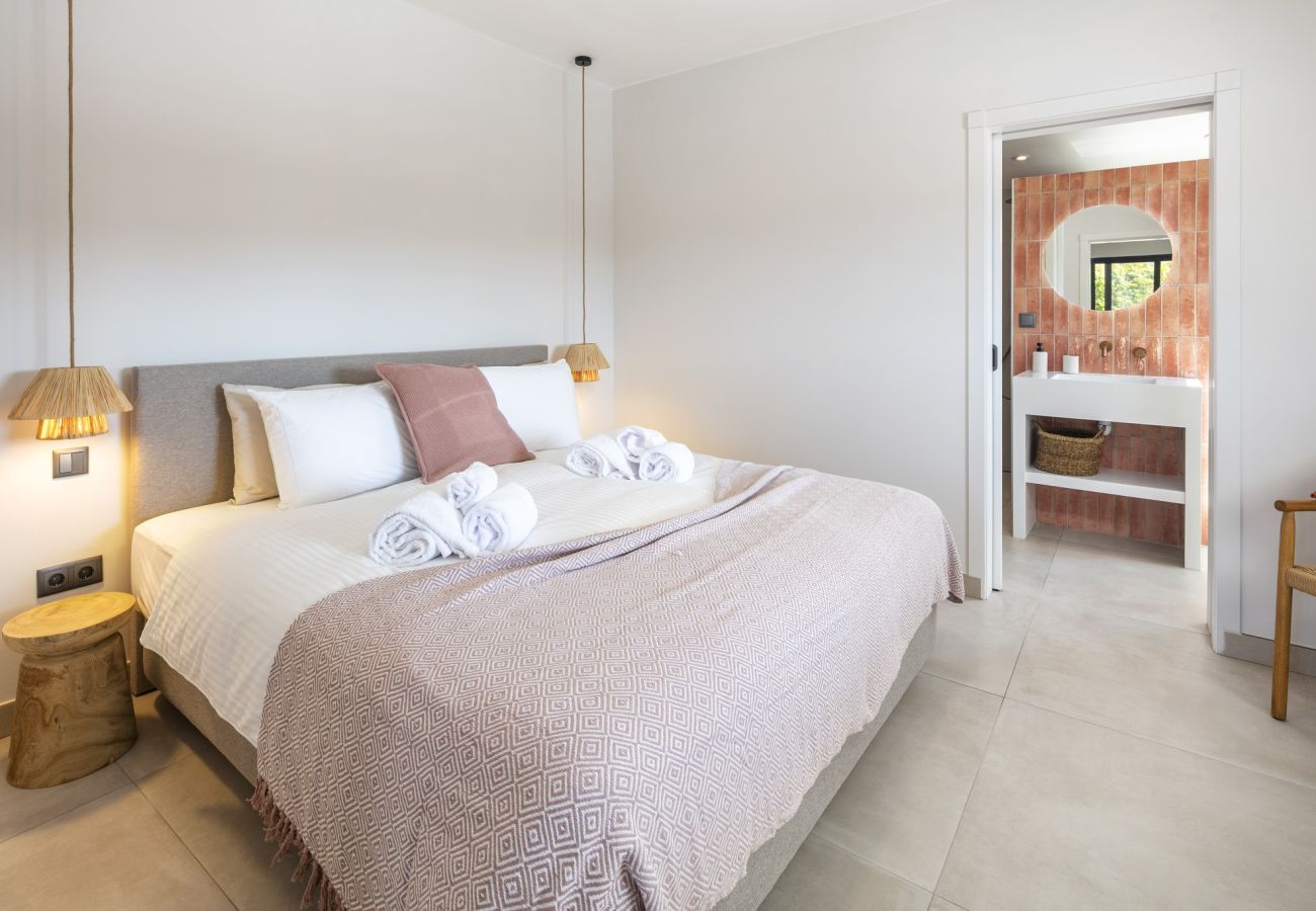 House in Lagoa - Casa Lourenço – A Serene Getaway Surrounded by Nature and Ocean Views