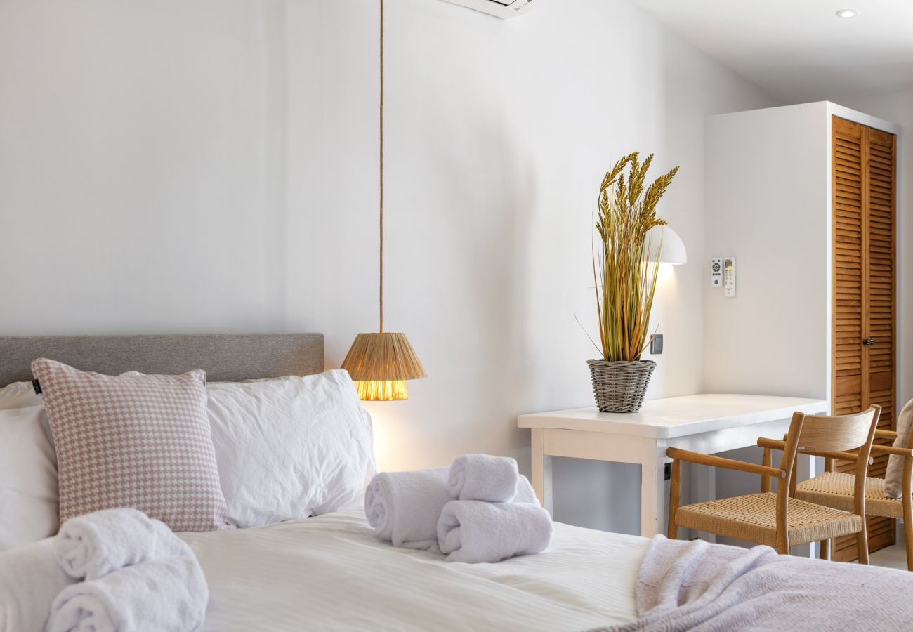 House in Lagoa - Casa Lourenço – A Serene Getaway Surrounded by Nature and Ocean Views