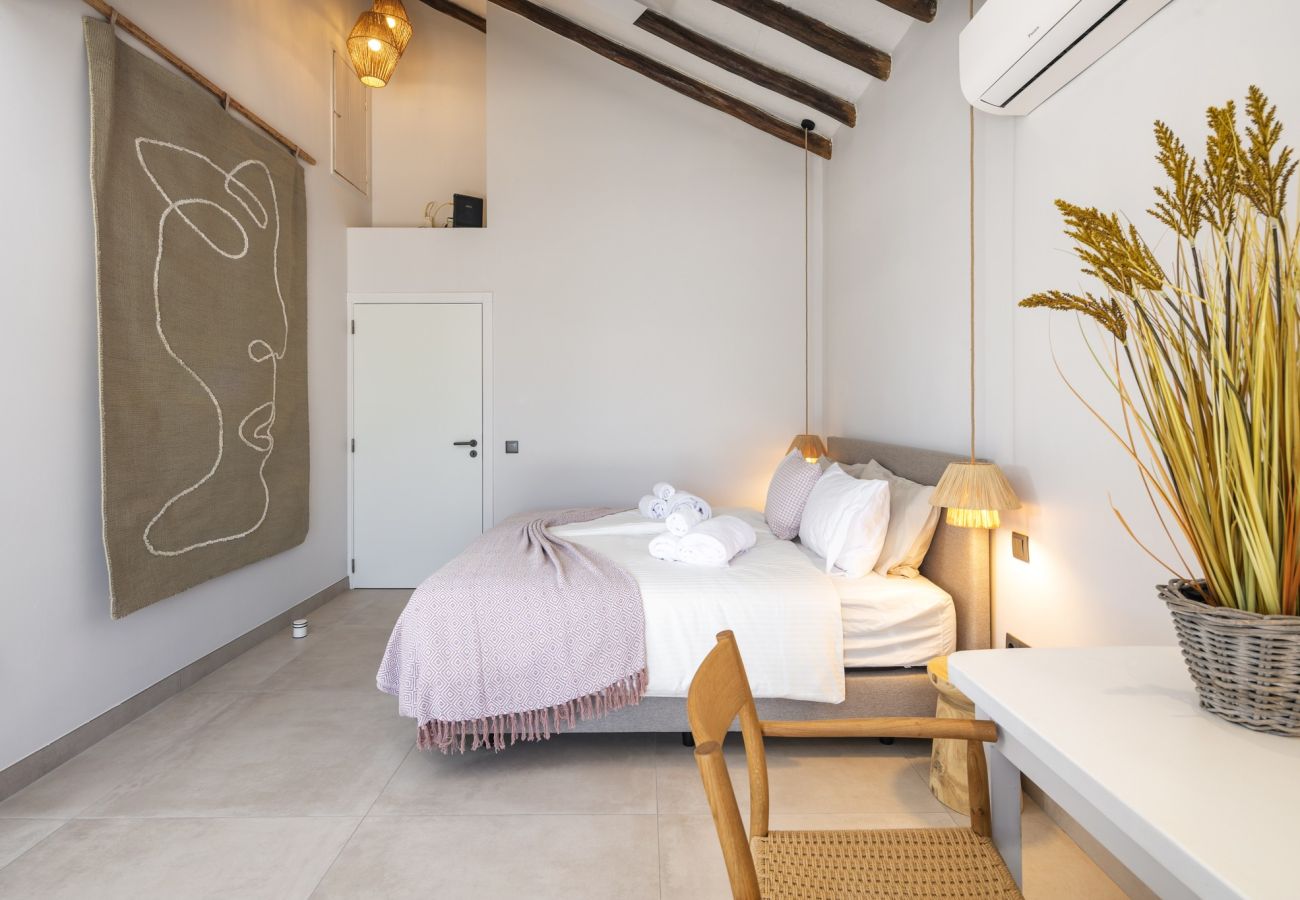 House in Lagoa - Casa Lourenço – A Serene Getaway Surrounded by Nature and Ocean Views