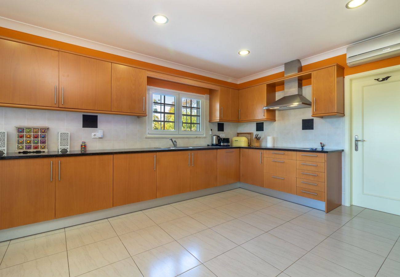 Villa in Carvoeiro - Villa Aurora – Cheerful Family Villa with Pool and Jacuzzi