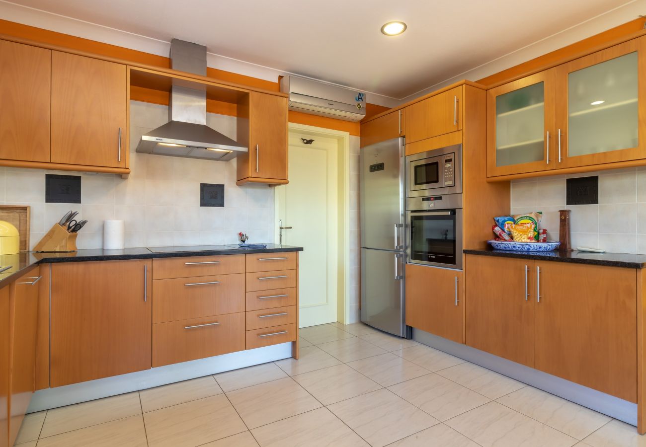 Villa in Carvoeiro - Villa Aurora – Cheerful Family Villa with Pool and Jacuzzi
