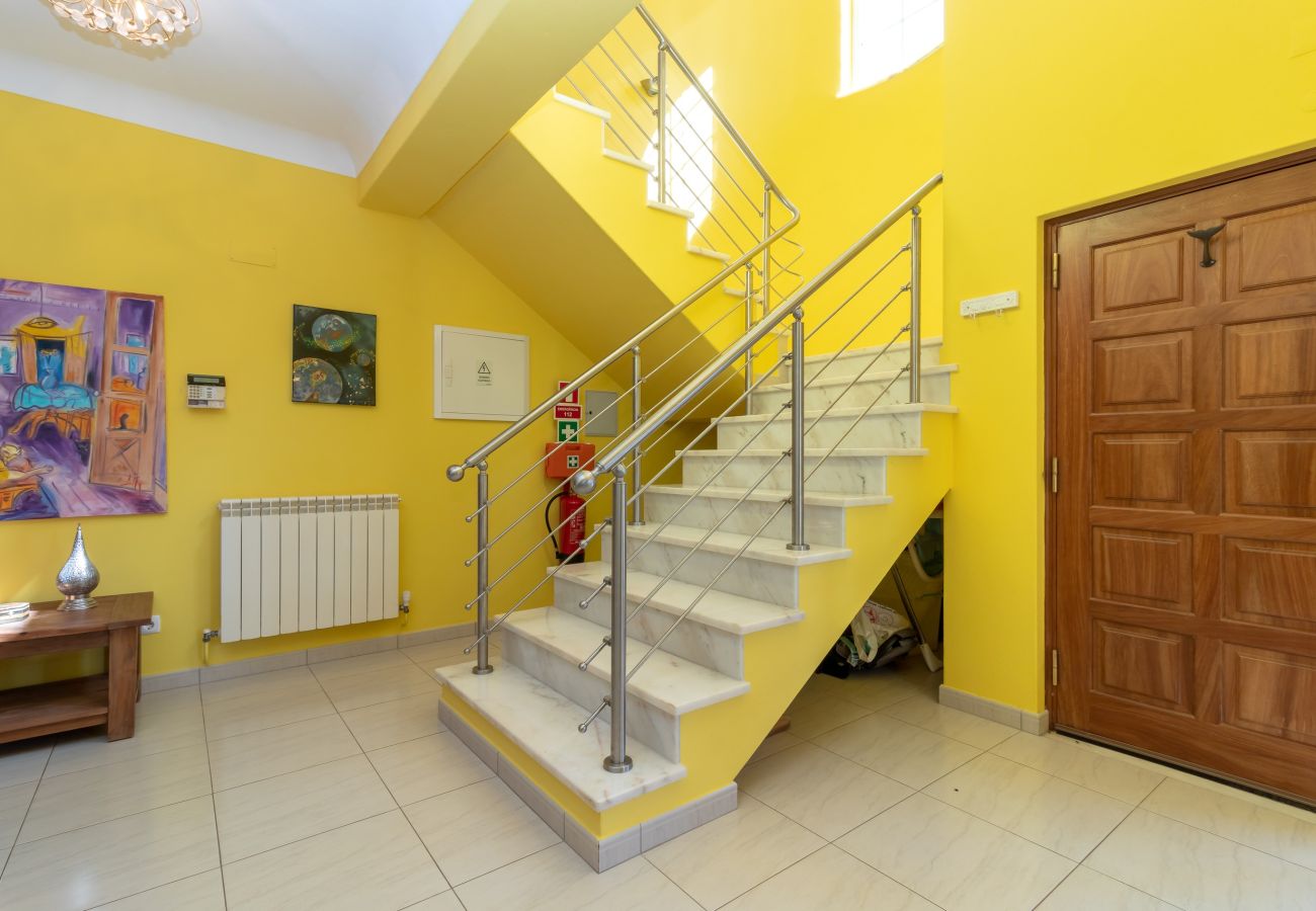 Villa in Carvoeiro - Villa Aurora – Cheerful Family Villa with Pool and Jacuzzi