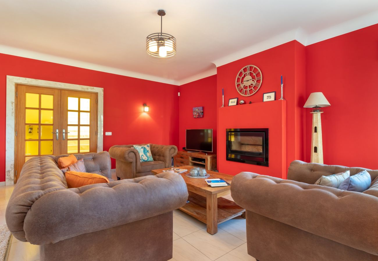 Villa in Carvoeiro - Villa Aurora – Cheerful Family Villa with Pool and Jacuzzi