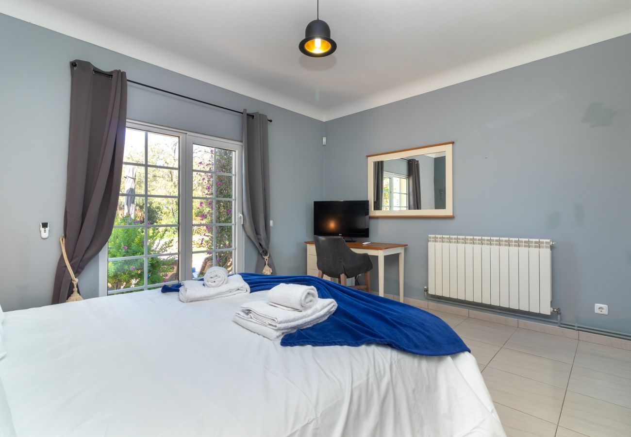 Villa in Carvoeiro - Villa Aurora – Cheerful Family Villa with Pool and Jacuzzi