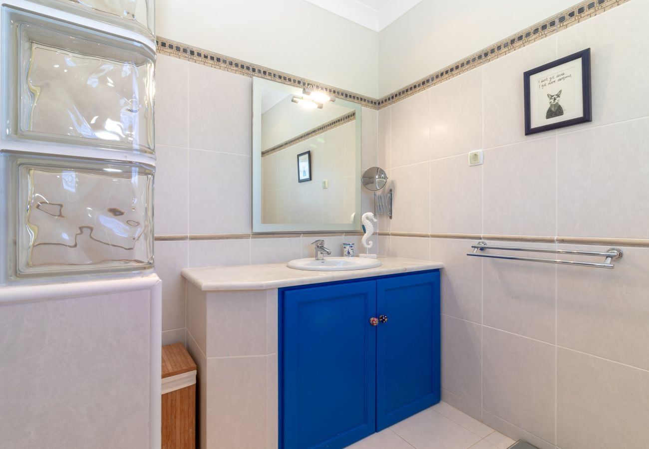 Villa in Carvoeiro - Villa Aurora – Cheerful Family Villa with Pool and Jacuzzi