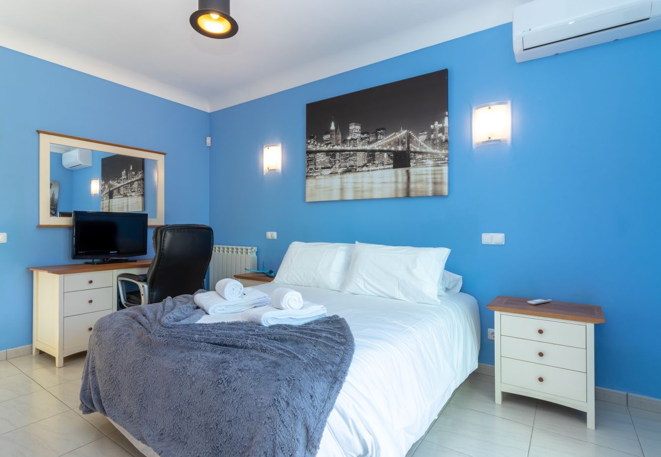 Villa in Carvoeiro - Villa Aurora – Cheerful Family Villa with Pool and Jacuzzi