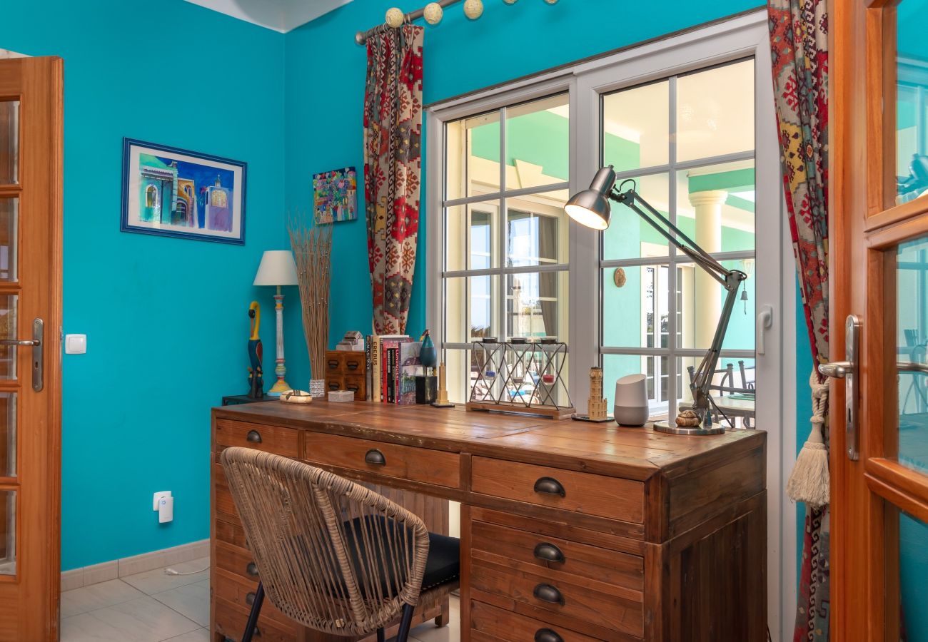 Villa in Carvoeiro - Villa Aurora – Cheerful Family Villa with Pool and Jacuzzi