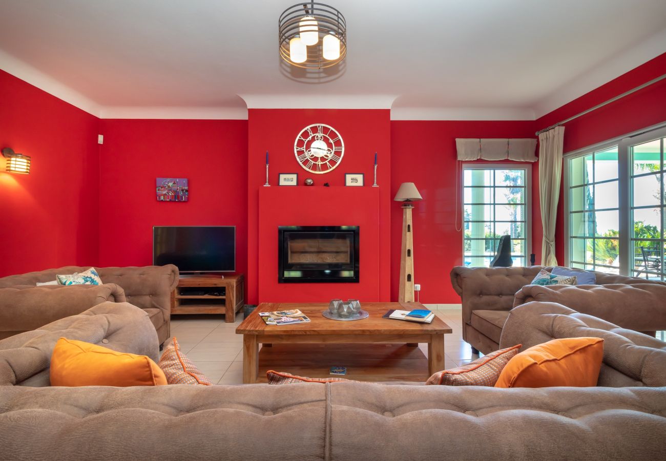 Villa in Carvoeiro - Villa Aurora – Cheerful Family Villa with Pool and Jacuzzi